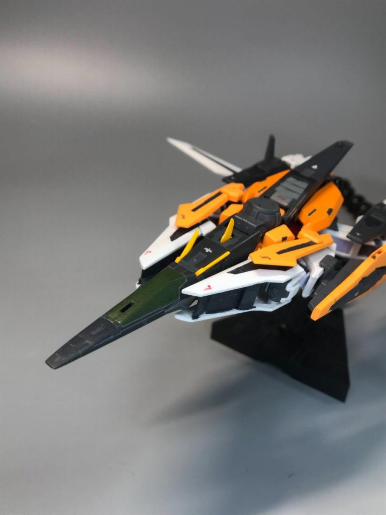 撮影のために初めて飛行形態に変形させました。水性アクリルなので塗装が剥げないか心配でしたが、大丈夫でした。