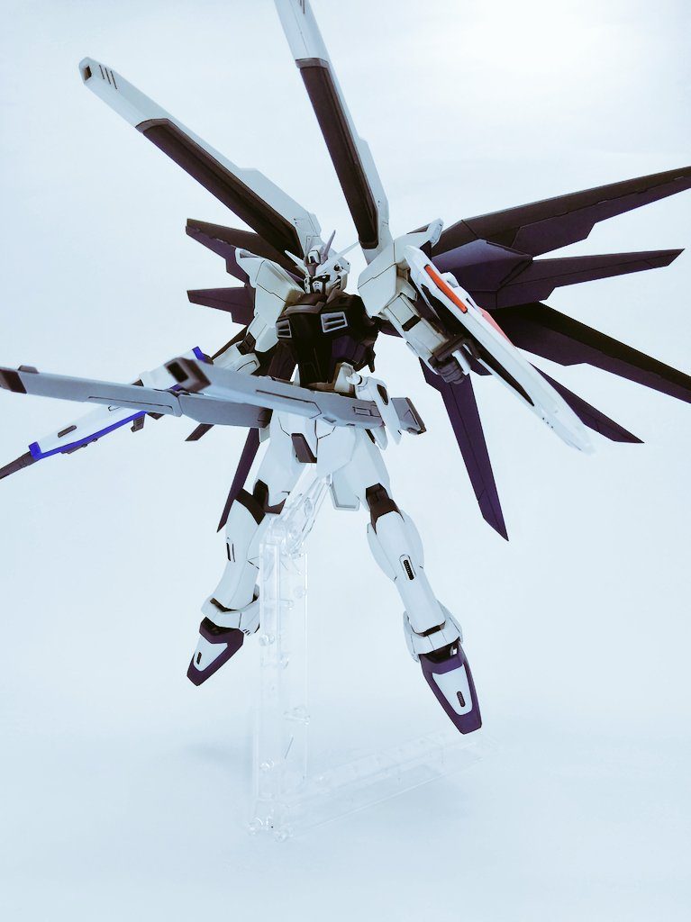 ハイマットフルバースト旧キットでは出来なかったやつクスィフィアスは絶対動かしたら剥げると思ったのでかなり削った