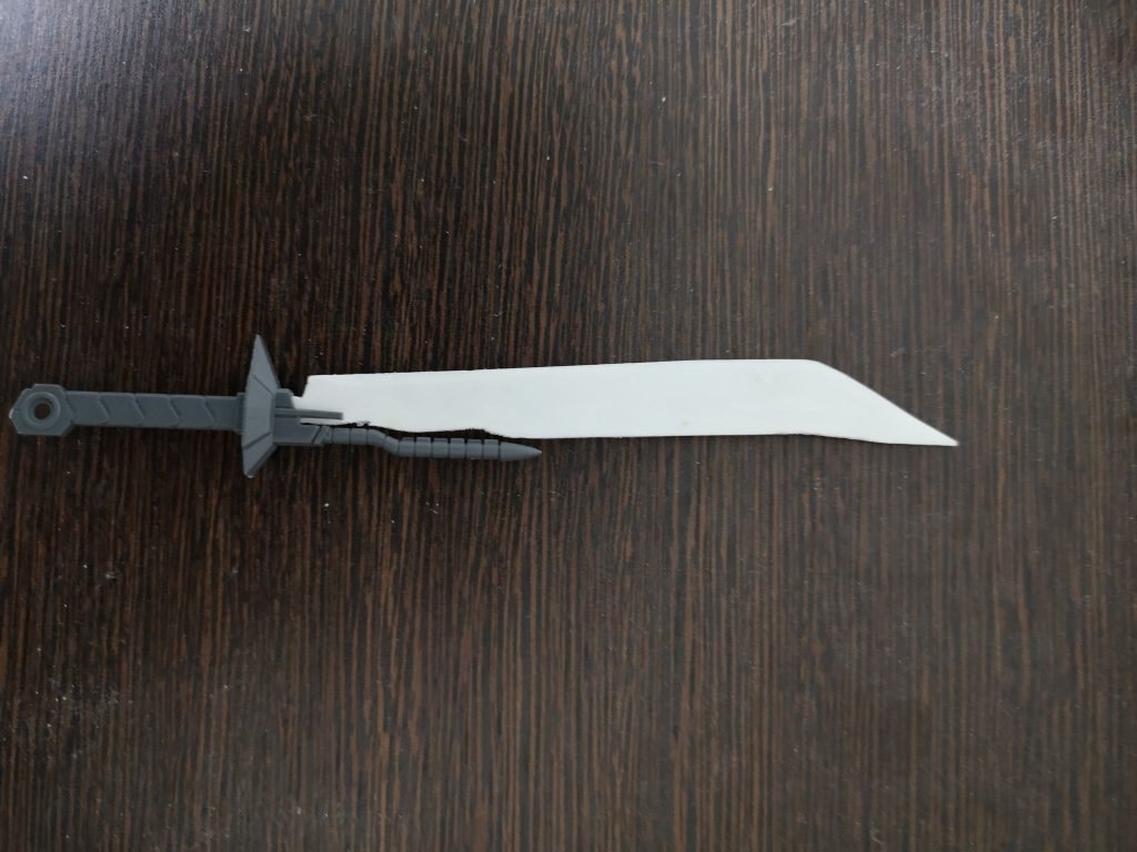 腰に帯刀するに辺り、非ヒート時のサーベルをプラ板から作成しました。ここら辺はそんなに難しくなかったです。