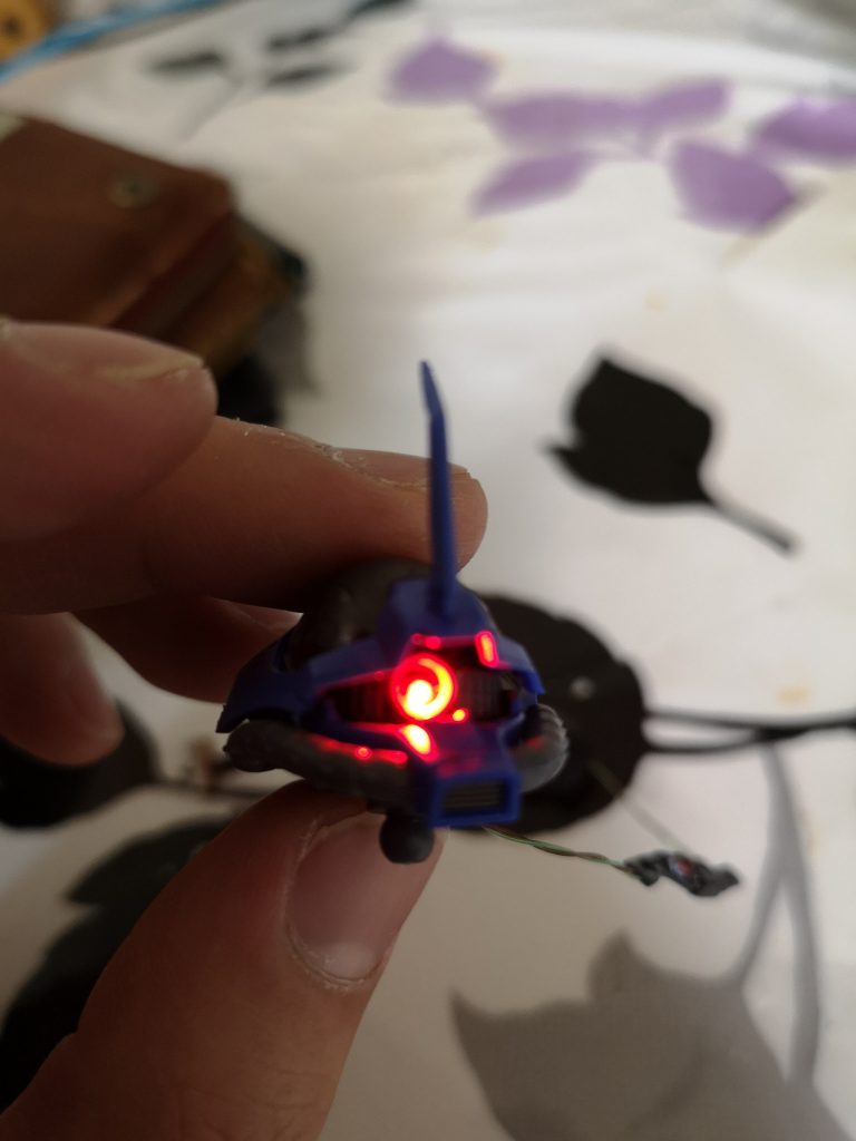 LEDを仕込んだ時です。バッテリーはバックパックに収納し、頭部はドリリングしてモビルパイプで可動できるようにしました。あまりスペースがなく難しかったです。