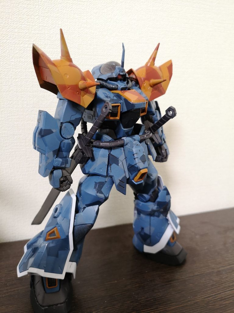 基本カラーを少し残してブルーのスプリッター迷彩にしました。またPS3ガンダム戦記のムービーを参考にサーベルを腰に帯刀させました。
