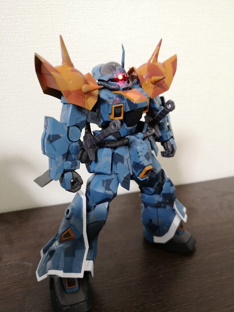 イフリート改と言えばエグザム発動時の赤いモノアイなのでLEDを仕込んで赤く光るようにしてます。