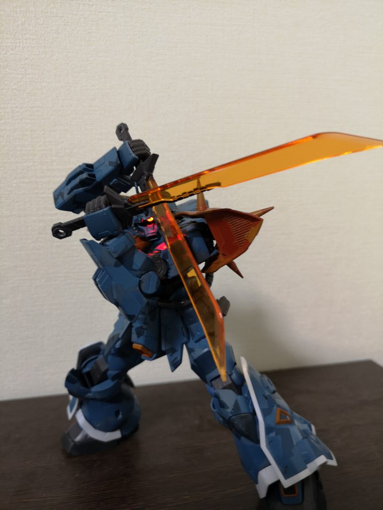 可動範囲が広いのでサーベルを十字に構えることも出来ます。元のゲームでは射撃ばかりの卑怯モノですが、時代が進み格闘機として最高にカッコ良くなりました。