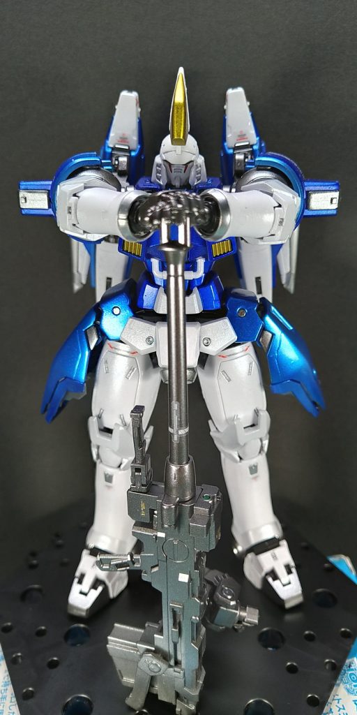 やはりトールギスⅡといえばこのポーズ　RGは専用平手が付属しているので安定性もバッチリです