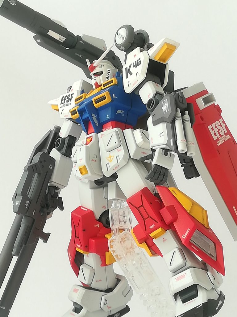 左腕にはビームサーベル×2。スラスターを各所に追加。2枚のシールドがお気に入り。