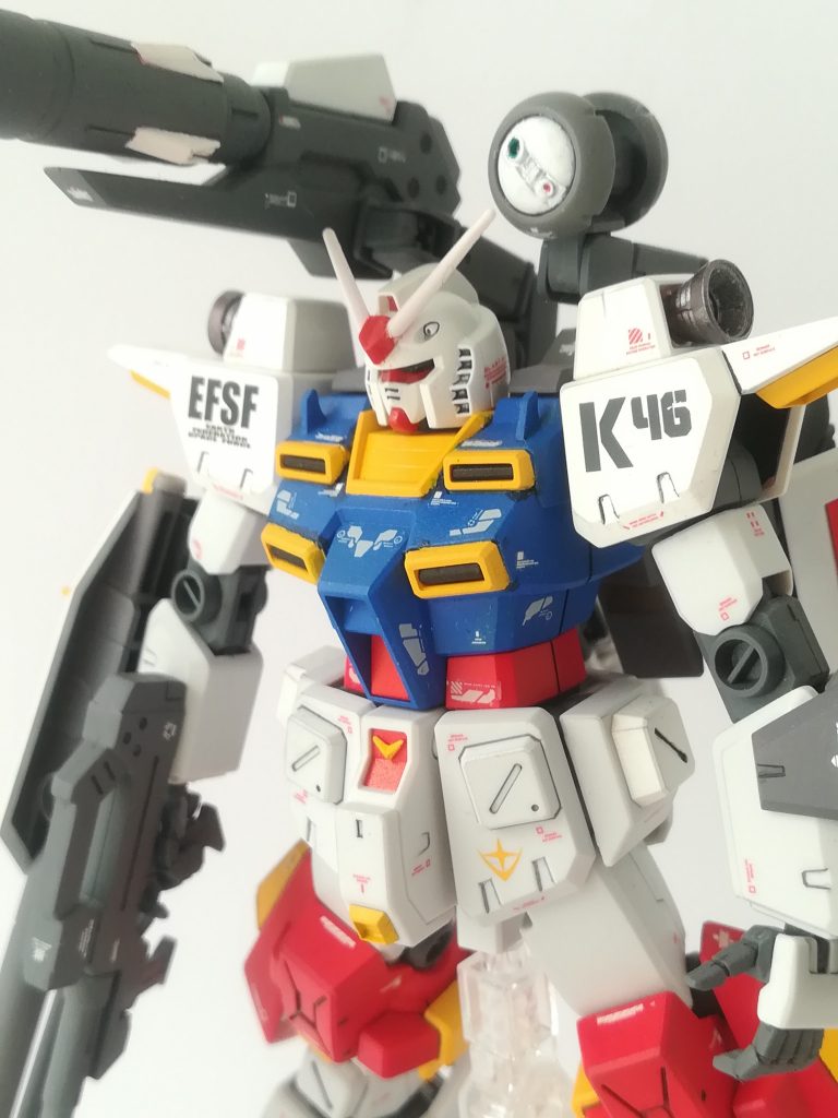 頭部はジャンクで見つけたガンダムヘッドだけどアンテナが無かったのでビームサーベルを切り出して接着。肩に狂四郎スミ入れ、トップコートつや消し。いつかパーフェクトガンダムを作りたい。