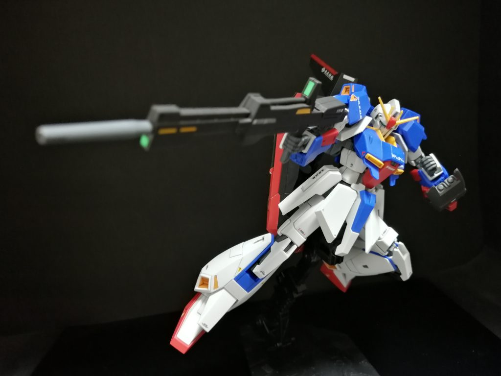 体勢を斜めにして、ビームライフルを撃つポーズがかっこいいですね。