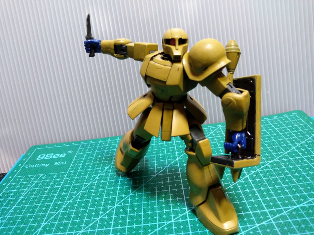 透明のプラ板から削り出した手持ちナイフ。戦闘用と言うより手作業用。