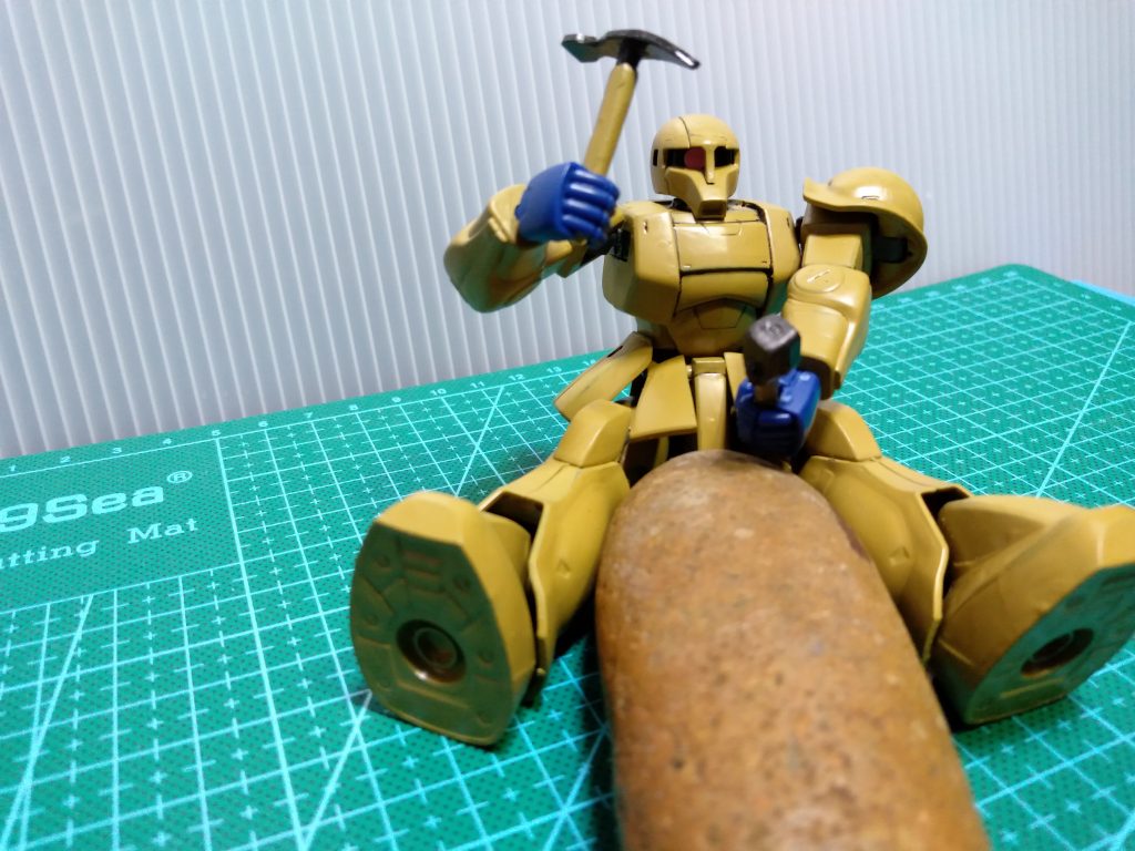 プラパイプに折り曲げたプラ板ハメて作ったピッケルとほんとは手りゅう弾の杭です。道具の使い方間違えてるし叩いたら爆発しますねw