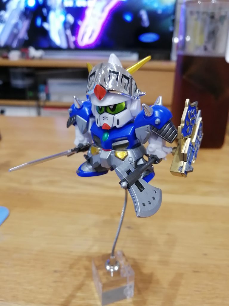 完成直前のF90。額のバイザー部分は銀メッキをそのまま活かしたかったので、余白の黒いシールを切り貼りしてスリットを表現しています。どちらかというと塗り分けもシンプルで、あまり時間をかけずに仕上げることができました。