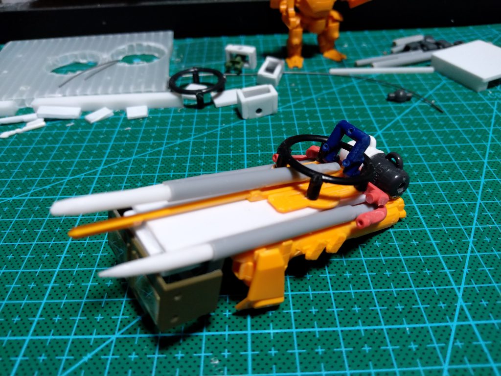 筆塗りする前。昔の付録のミニキハールの部品をサイドに付けて、前面の装甲部分は戦車のパーツ。後方のタンク部分は百均の先にマグカップの付いたプラ爪楊枝を瞬着でくっつけてそれっぽくしています。