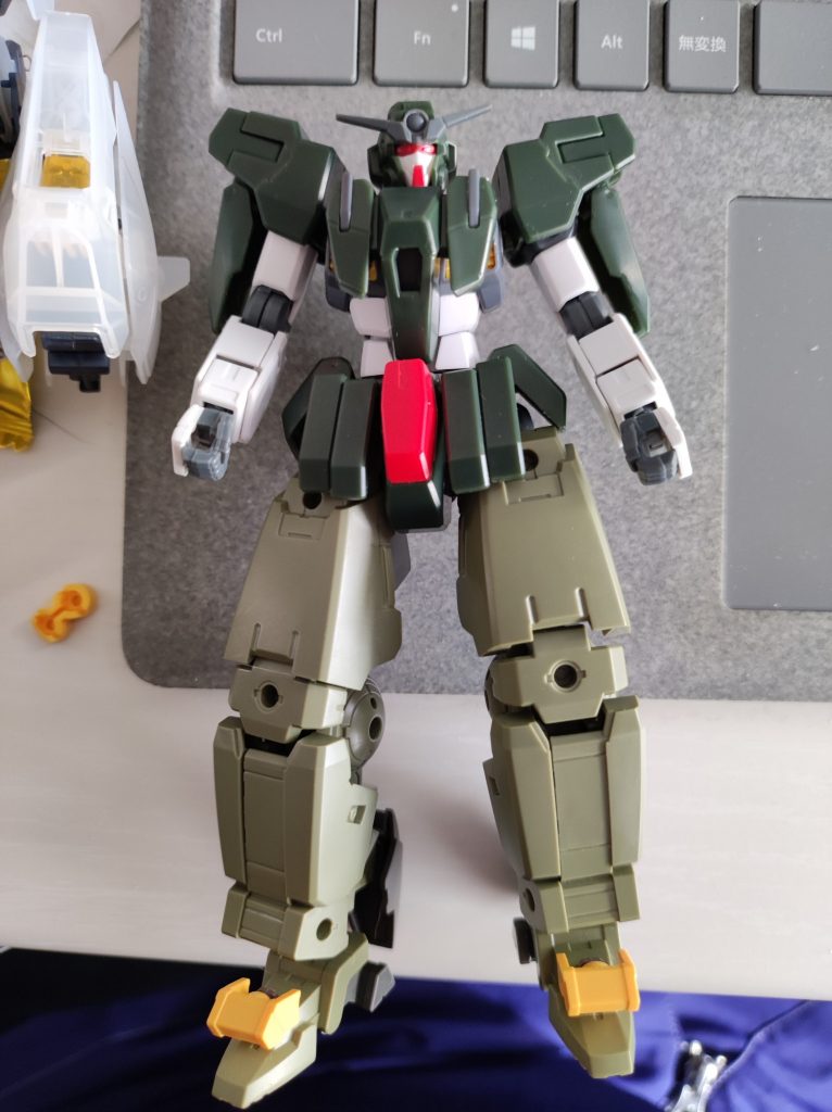 最初の頃、いろいろ組み替えてた時もともと、スナイパーを作るというのは決まっていたんですが、スナイパー機体を使わずに作るつもりだったのです。でも、ケルディムをシールドビット欲しさに買ってて、本体は使用予定が無かったため使うことに。合体ギミックを形にしたはいいものの、GNドライブ積めなくなってしまったので、上記の設定になりました。まぁ設定的にもキレイにまとまったので結果オーライ!ただ、全身のプロポーションとしてはスナイパーというより張りってる勇者系に見える気がしなくもない、