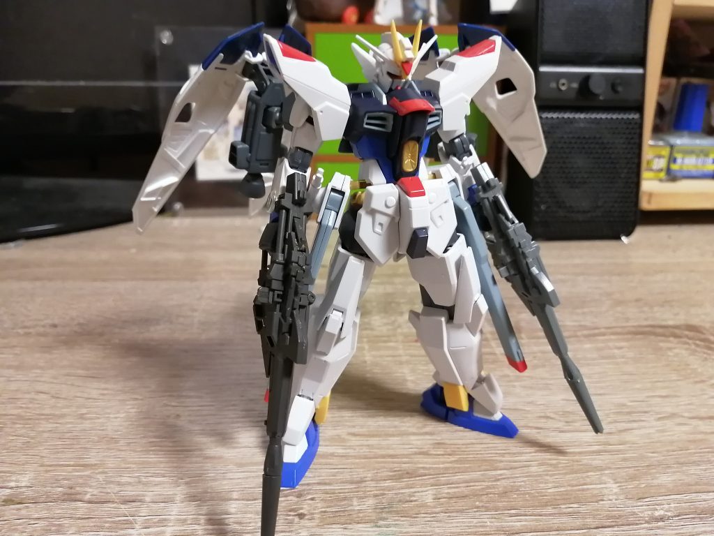 初期案としてダブルオーの腕を使いヘッド以外は改造なしで考えていました。しかし、どうもこれではインパクトに欠ける、つまらないと思い手を加えたのが次の写真です。