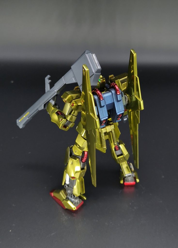 胸やバックパック、武装類はマットメタリックでアクセントを