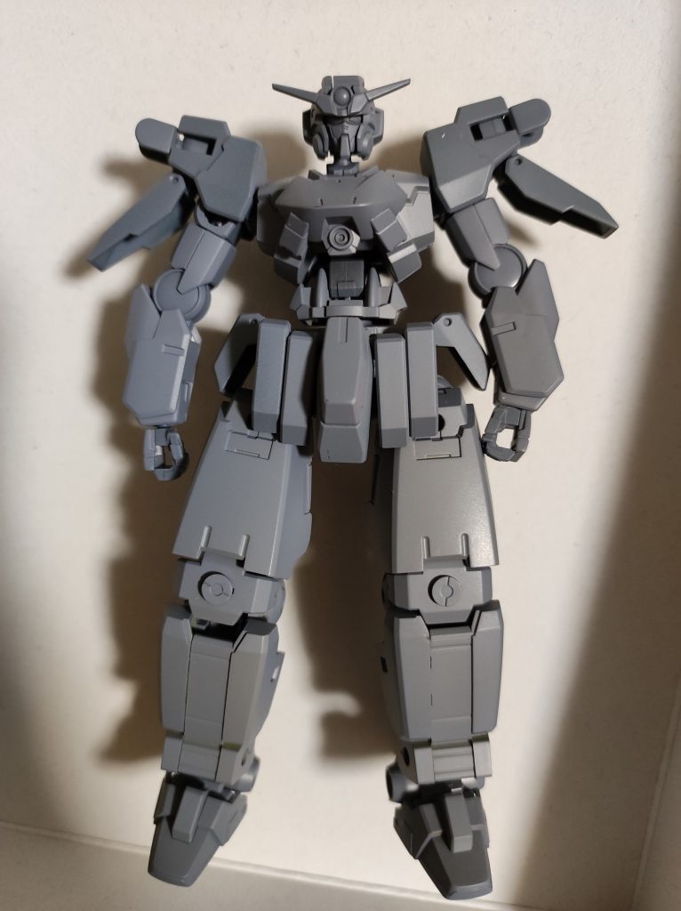 サフ画像色が決まらず時間がかかりました。最終的には、腕と頭はケルディム。足と胸はシエルノヴァ。腰はシエルノヴァとアルトにケルディムの腰装甲を移植。足先はリーオーです。