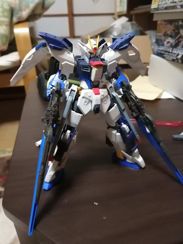 マグナムと腰に(写真では見えないですが)ドラグーンを取り付け、脚部にAGE2マグナムのジャンクパーツを追加。胸部もバルバトスの装甲をパテと接着剤で付けて腹部ビーム砲もプラバンで塞ぎました。