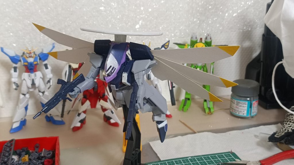 エアロシェルの加工中ヒンジはプラ板の積層と、ビームサーベルのランナー製です。