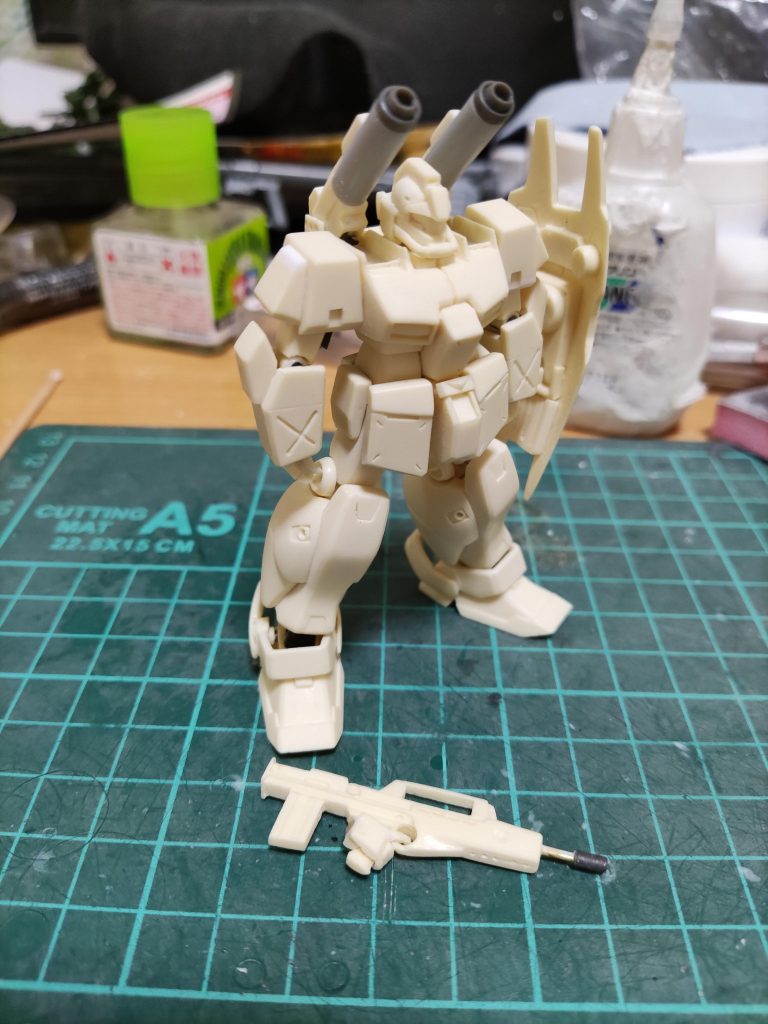 円筒パーツやバーニアなんか全部歪んでるので市販のプラ材に置換え