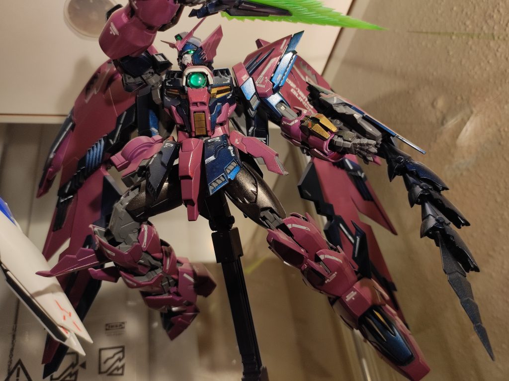 トレーズの理想を受け継いだ機体なので、ビームライフルはもちろん、バルカンも装備られません。だからこそ、エピオンはすごくエレガントです。