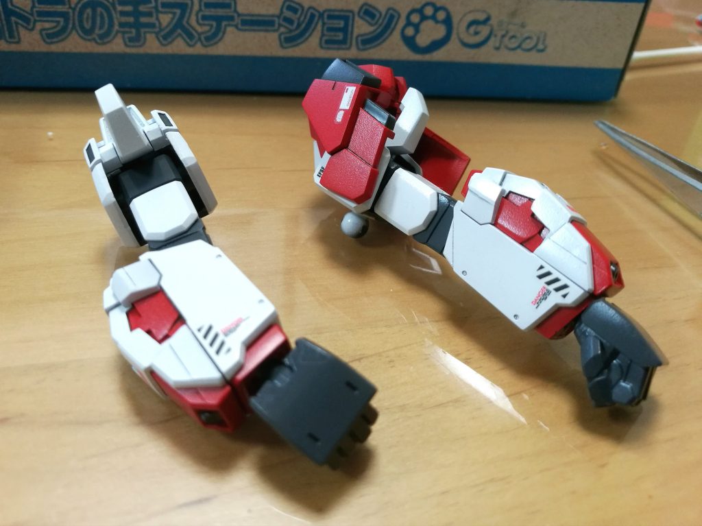 腕に貼ったシマシマデカールがお気に入り♪