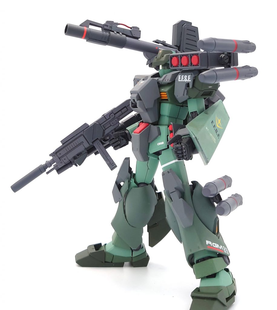 ジェガンのシールドの破損部を切り、鉄板を無理矢理貼って連邦マークを識別用に貼った状態の使い捨てシールドです。