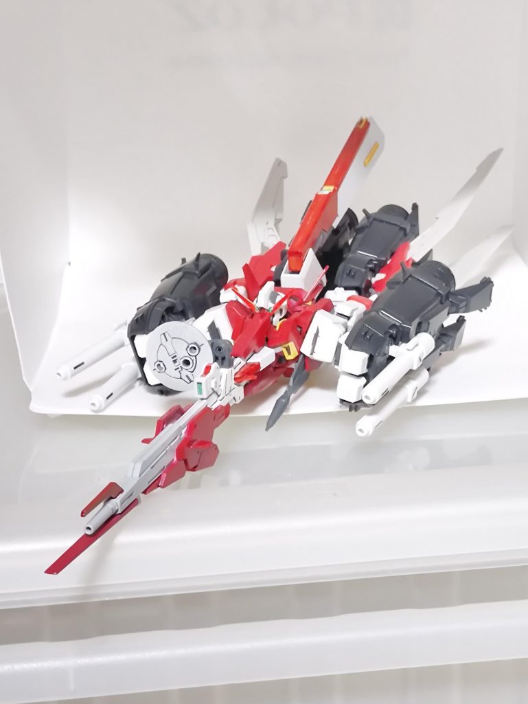 ストライダー形態本来は足の付け根にパーツを付けるが、ブースター同士が干渉するのでそのまま足を延ばした状態で変形