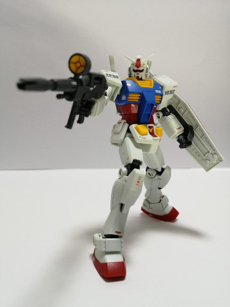 ビームライフルを構えたアクションポーズ。