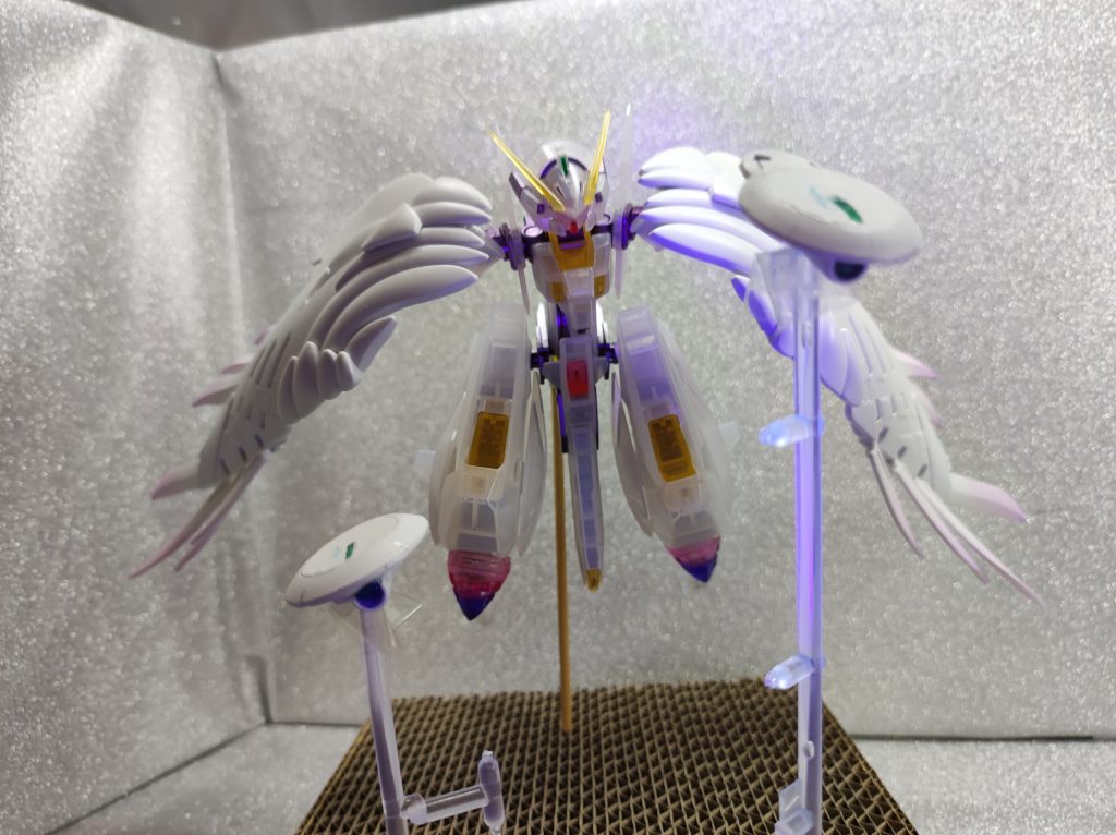 「行けっ!コハールちゃん」専用装備はレドームビット、小型太陽炉を内蔵したレドームビットは通常レーダーやカメラに加えて、GN粒子を放出することによってその粒子分布から敵機の位置を割り出すことが可能。その性質上、敵機がGNドライブ搭載機のほうがより正確な位置を割り出せる。情報はハルピュイア、またM82A1にも、量子通信により即情報伝達される。裏ワザとしてレドームビットをM82A1に装備させて粒子供給を行うことも出来る。レドームビットの形状が似ているためUIはこれを「コハール(キハールの小さいの)」と呼ぶが、兄にもフォースメンバーにも(一人を除いて)浸透していない。