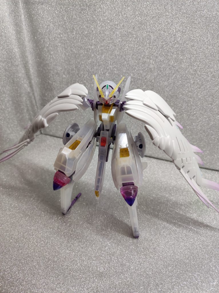 大腿部に太陽炉とそれに直結されたコーン型スラスターが設置されている。レドームビットは使用しないときは腿横に装備される。