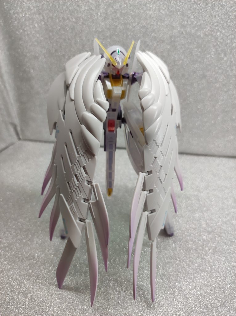 「やばッ!GNフィールド展開!」翼は飛行用ではなく、大型クラビカルアンテナ兼粒子放出器として機能する。その高い粒子制御能力を利用しGNフィールドも使用できる。重力軽減、慣性制御も高レベルなためまさにUFOのような機動が可能。のみならず、その圧倒的な粒子制御能力によって、敵機のGN粒子を使用したビームを曲げたり、GNフィールドを中和したりする「GN粒子ジャック」が使用できる。あくまで、放出されたGN粒子の流れに介入できるだけで、トライアルフィールドのように敵機の制御権を奪えるわけではない、が、接近状態なら敵機のGNドライブの重量軽減効果までキャンセルできるため、擬似的なスロウ効果が得られる。GN粒子ジャック使用時は翼が共鳴現象を起こし、まるで鳥が歌っているように聞こえるのでこの機能のことを「SING」とビルダーであるAKは名付けている。