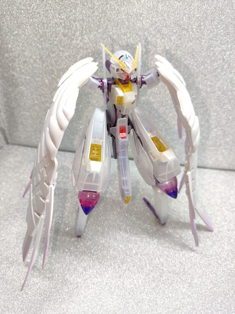 前作のアテナイアーの設定作ってたら、アテナちゃんのお仲間も作ってあげたくなったため作成。ベース限定のウーンドウォートの透明部分をパールシルバーで塗装、フレームはGXメタルパープルで塗装。腕を外してRGウイングゼロEWの羽を頑張って接続。これ、片方はポリキャップをヤスリまくって接続パーツにしてるのですが、ポリキャップってなかなか削れないのね、一時間くらいかかった。ので、もう片方は30MMのジョイントを削って使っています。最後にいろんな透明パーツをUVレジンで複製して接着。最初は全体を白で塗装しようと思ってたんですが、透明パーツキレイで生かしたかったのでパール塗装にしました。ていうか、ウーンドウォート、この羽付けても自立できるってスゴくね?いや、この写真では羽も支えになってますが。羽接地してなくても立てるんですよ。