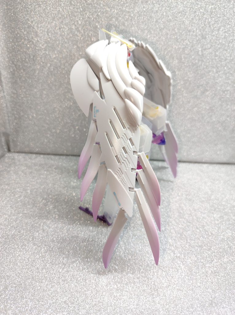 羽はパールシルバー吹いてから、ラベンダーとピンクパープルで二重にグラデーション塗装。はじめてのグラデーション塗装だったけどなかなか綺麗にできたかな。コーンスラスターに合わせたつもり