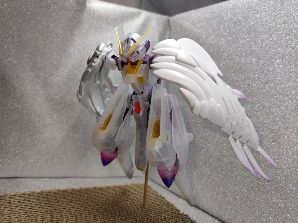 GBNを始めた羽衣だったが、対人戦が苦手で戦闘がまともにできなかった。心優しい羽衣はゲームであろうと敵機の向こう側に人がいると考えると攻撃を躊躇ってしまう。よって、アテナのアドバイスによりノーマルのウーンドウォートから改造されたハルピュイアは武装は主に対ミサイル迎撃用のGNバルカン以外は何も装備していない。攻撃をしない機体である。兄であるAKの乗る「ケルディムM82A1」との同時プレイを前提としている。