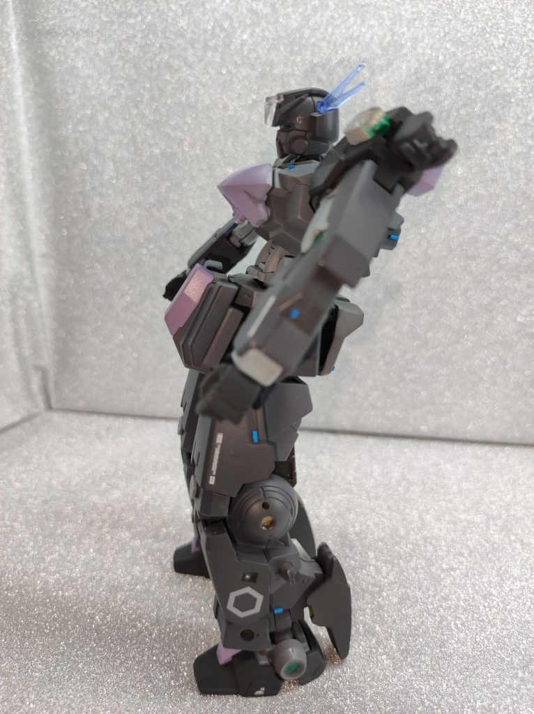 本体は、ニュートラルグレー、エアクラフトグレー、ジャーマングレー、ダークゴーストグレイ、MSファントムグレーで塗り分け。胸の紫はラスキウスのライラック。ブルーチップ初めて作ってみたけれど、接着で周りが汚くなるのでいい方法はないものか。あと、ブルーチップをガンマカのガンダムメタブルーで塗ってるんですが、塗膜が弱くて、台紙から外すときに塗装が少し剥げてしまいました。