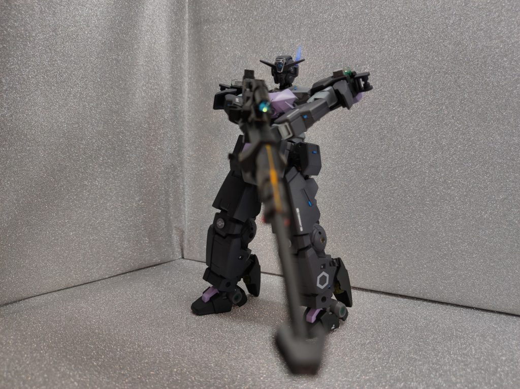 M82A1は通常時は隠密性重視で大型GNコンデンサと バッテリーにて動作する。脚部装甲や胸部装甲内にかなりの粒子貯蔵が可能なため、もちろん限界はあるがGNステルスやGN複合装甲が使用できる。トランザムは非対応。メイン武装として実弾型スナイパーライフル「遠雷」を使用する