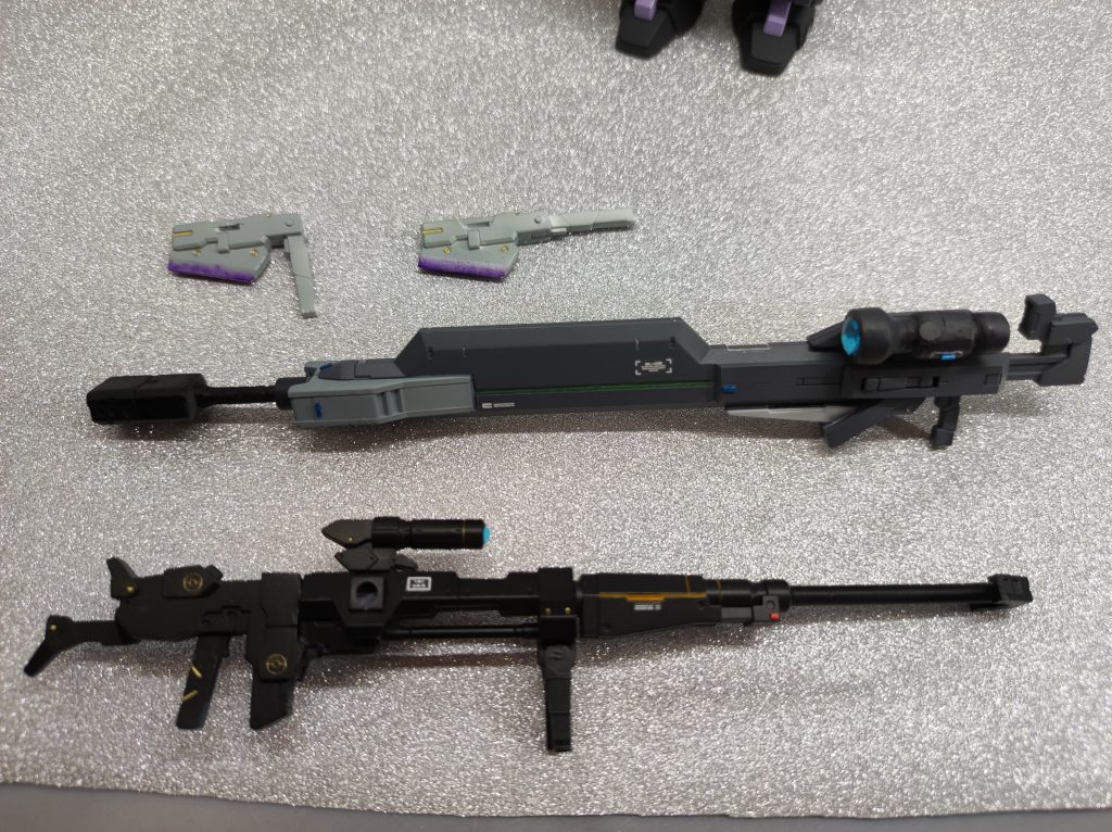 うーん。我ながら武器の色分けのセンスが無いな。ガンカメラはジュエルシールの上からレジンで覆ってます。