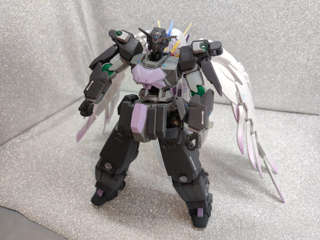 「UI、合体だ!」GBNを始めた妹、羽衣だったが、他人を攻撃出来ないという問題点が判明。そんなとき、アテナに出会い「バトルだけがGBNの楽しみ方じゃない。それでも戦いたいなら二人で一緒にやればいい。」と言われ、二人はガンプラを改造する。索敵と飛行のみのハルピュイアと狙撃機体のM82A1が合体することで、上空からの超遠距離狙撃が可能な機体となる。このモードに名前は無いが、フォース戦で対戦した相手からは、天上から盤面をコントロールする様から「指し手」と呼ばれ、それを気に入った兄妹自身も「指し手モード」と呼ぶことがある、または単純に「合体モード」と呼ぶ。