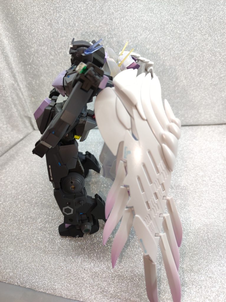 自立は出来るんですが、30MMの股関節と腰と胸部の接続があまり強くないので、重量に負けて反ってしまいます。まぁ反らなきゃきっと自立できてないんでしょうけど。ちなみに、ケルディムM82A1と言う名前と合体、上空からの超威力スナイプ、の元ネタは「小説ブレイクエイジ戦士たちの夏」より