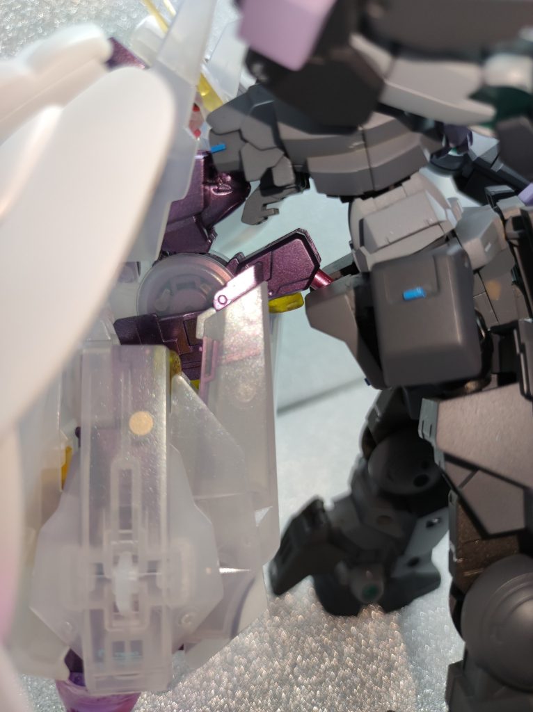 接続はそれぞれの機体のお尻バックパックのつく部分を利用しユニバーサル規格である3mm棒で接続、上部バックパックにマグネットを仕込んで接続補助にしています。一応、羽も利用すればギリギリ自立可能