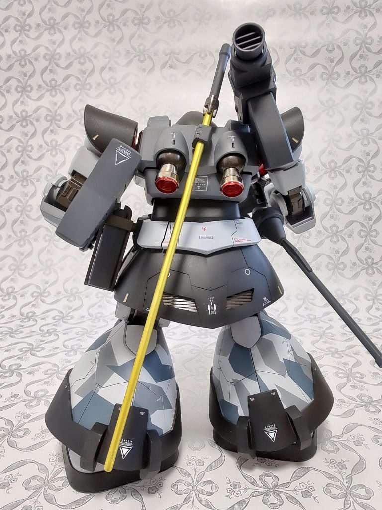 背中のバーニアはアルミ製に変更。リアスカートから見えるスリットの部分が顔っぽく見える。あとヒートロッドは掴むのはそこでええんか…？あと投稿後に気づいたんですが、腰の白いパーツが割れてますね。かなしみ。