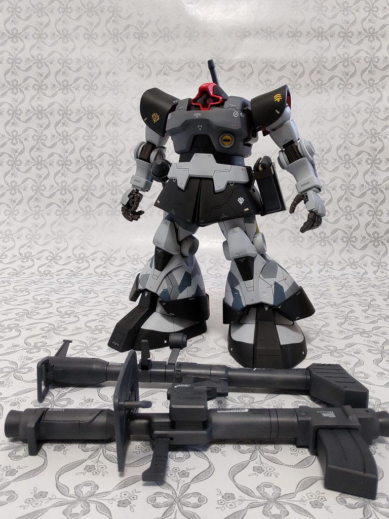 肩関節に市販のジョイントパーツを埋め込んで可動範囲を広げたり、引き出したりできるようにしましたが、塗装後組み立て工程で右肩関節のジョイントパーツをボッキリ逝ったので、接着剤とかで直した結果、右側は特に動かなくなりました。かなしみ。