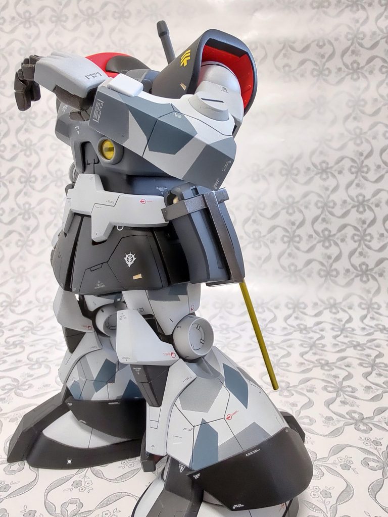 脚スカートに増加装甲っぽい何かの追加、ヒザの大型化、胸部の厚さ増し、頭を薄くして(ハゲちゃうわ)モノアイの小型化、スジボリの追加、肩関節の構造変更とかやりました。腰のポリキャップ隠しとか、他に付けるものとか部品を失くしまくったので、バズーカのマガジンをラックできる何かをスクラッチしました。誘爆しそう。