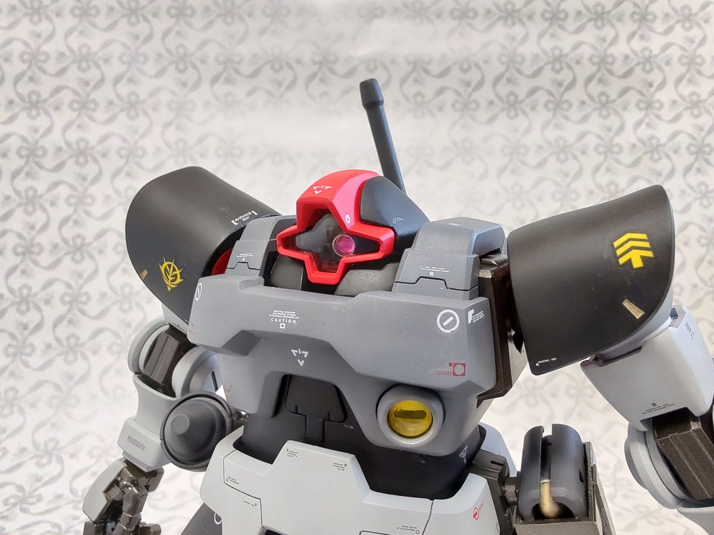 写真で見ると肉眼で見えない粗が出てくるので薄目で見てほしい。もともとのモノアイがかなりつぶらな瞳だったので、モノアイの十字を上下に薄くして若干悪人面に。モノアイは通販で買った怪しげな金属パーツです。なんかデフォで傷ついてたのでちゃんとしたのを買いましょう。