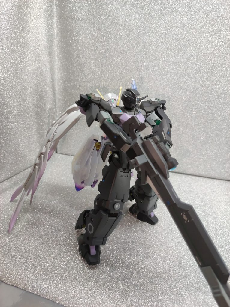 合体時はハルピュイアからの粒子供給によりGNアンチマテリアルライフル「レイサンダー」を使用可能になる。その威力は超遠距離からGNフィールドを展開したNPCアルヴァトーレを撃ち抜くほど。