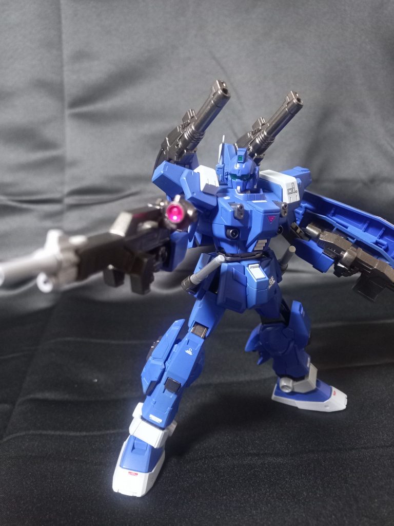 ビームライフル構え。マドロックのものを改造し、一年戦争時代っぽくしました。（マドロックも一年戦争真っ最中の機体ですが）