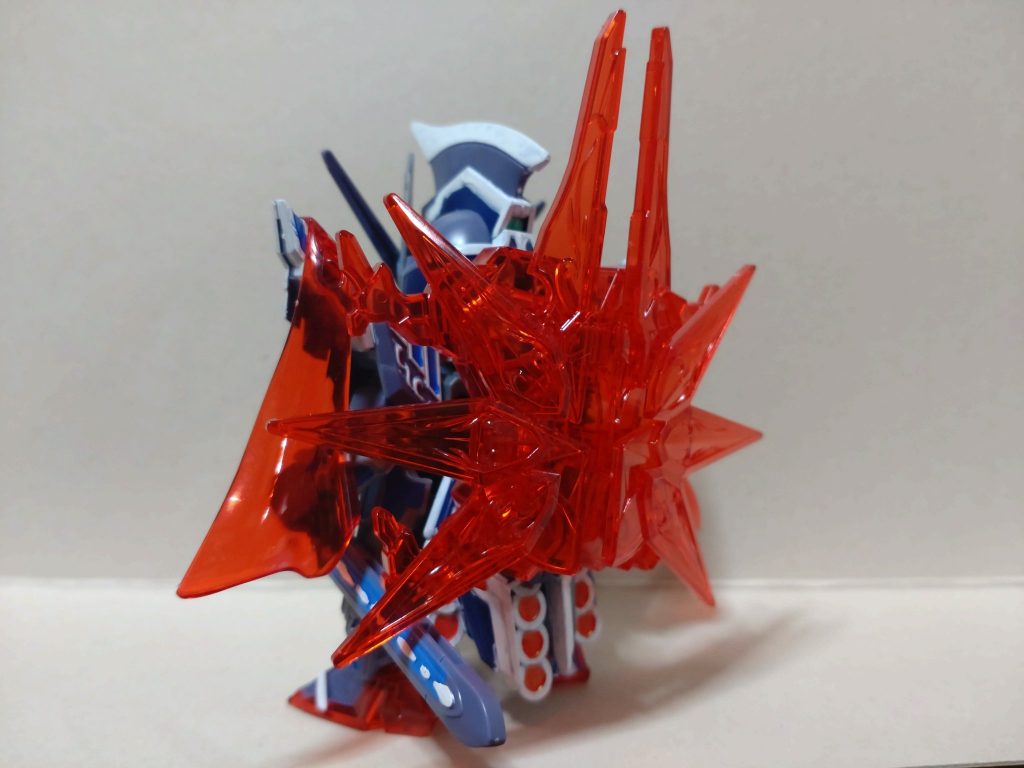 ・背面その分、クリアパーツ周りは特に塗装する必要が無かったのは幸いというか……個人的な趣味でマスクの裏をレッドで塗ったけど