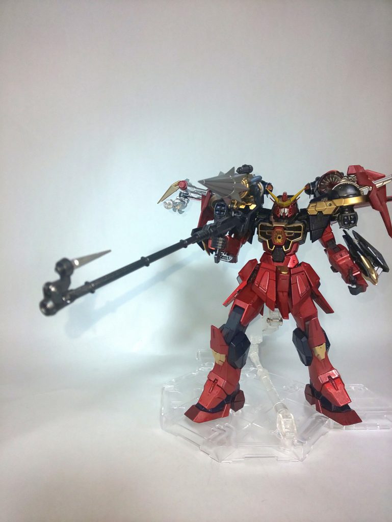 ハンマーの持ち方変えると先はビーム砲になります。けど、絶対に取り回し悪いと思う。