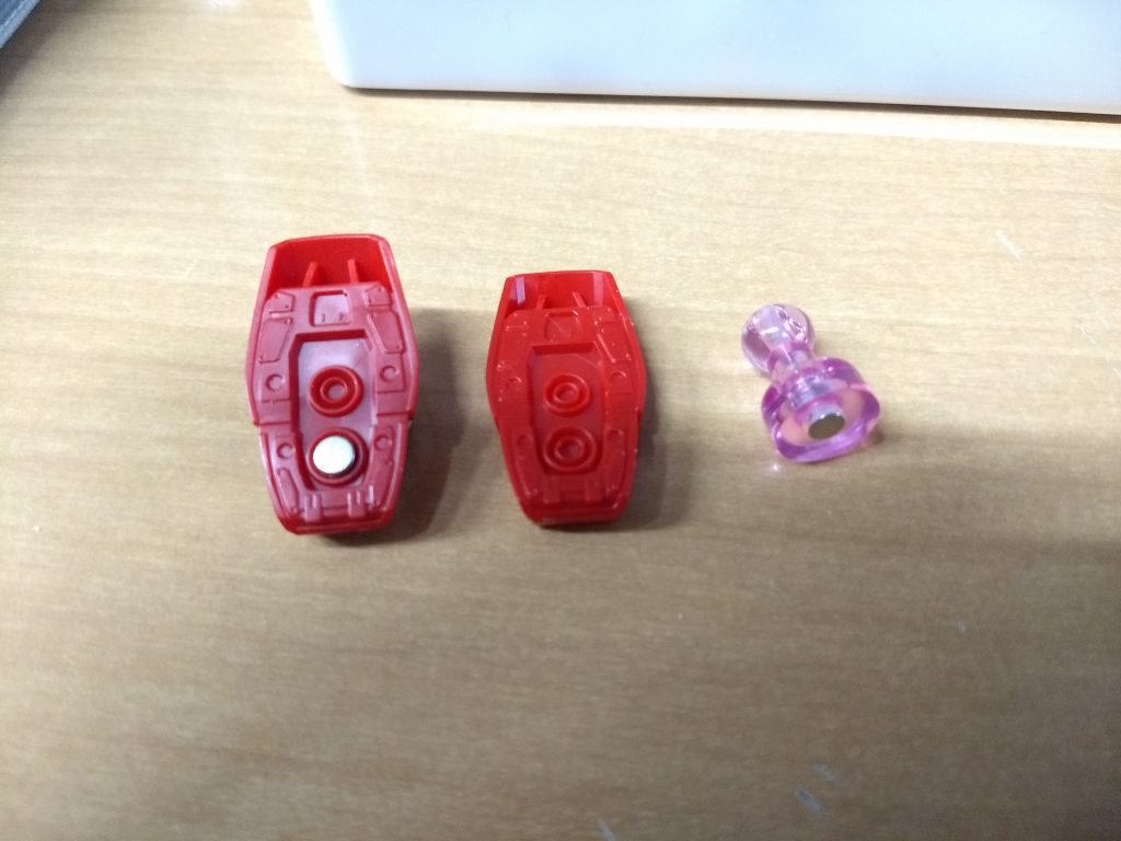 100均で買った右側のマグネットをバラしてマグネットを足裏に埋め込みました。