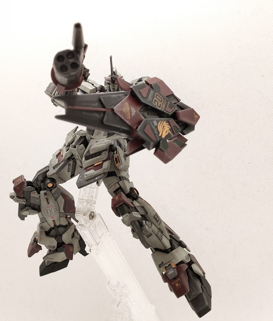 大型のシールドは上部をカット