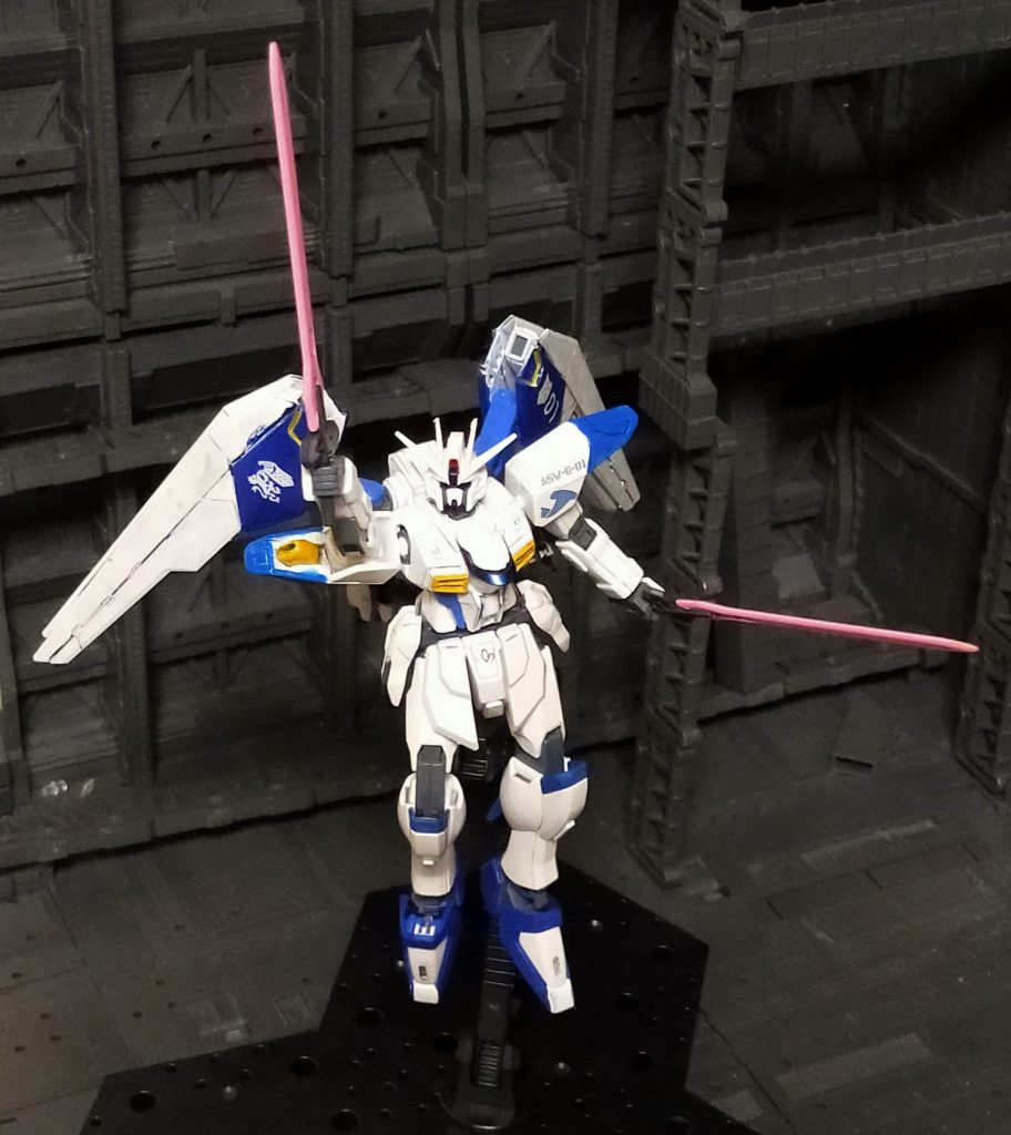 本機の武装はバエルソードのビームサーベルカラーと